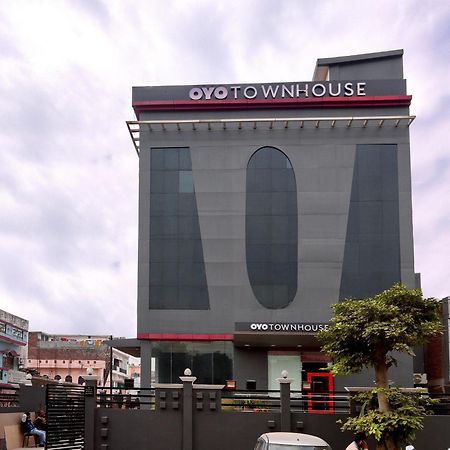 Townhouse Function Inn Near Chaudhary Charan Singh International Airport لاكناو المظهر الخارجي الصورة