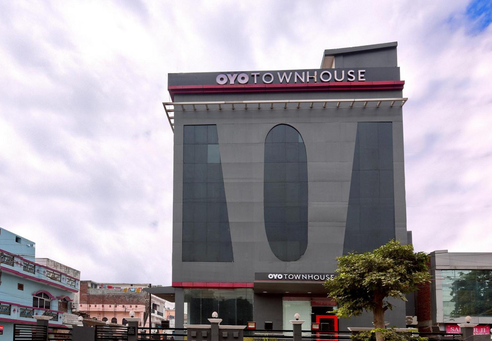 Townhouse Function Inn Near Chaudhary Charan Singh International Airport لاكناو المظهر الخارجي الصورة