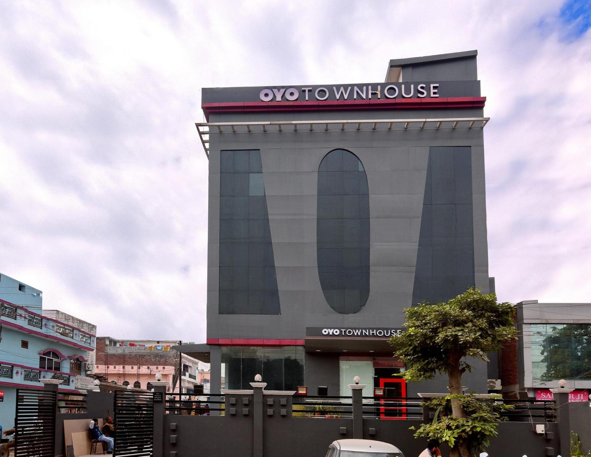 Townhouse Function Inn Near Chaudhary Charan Singh International Airport لاكناو المظهر الخارجي الصورة